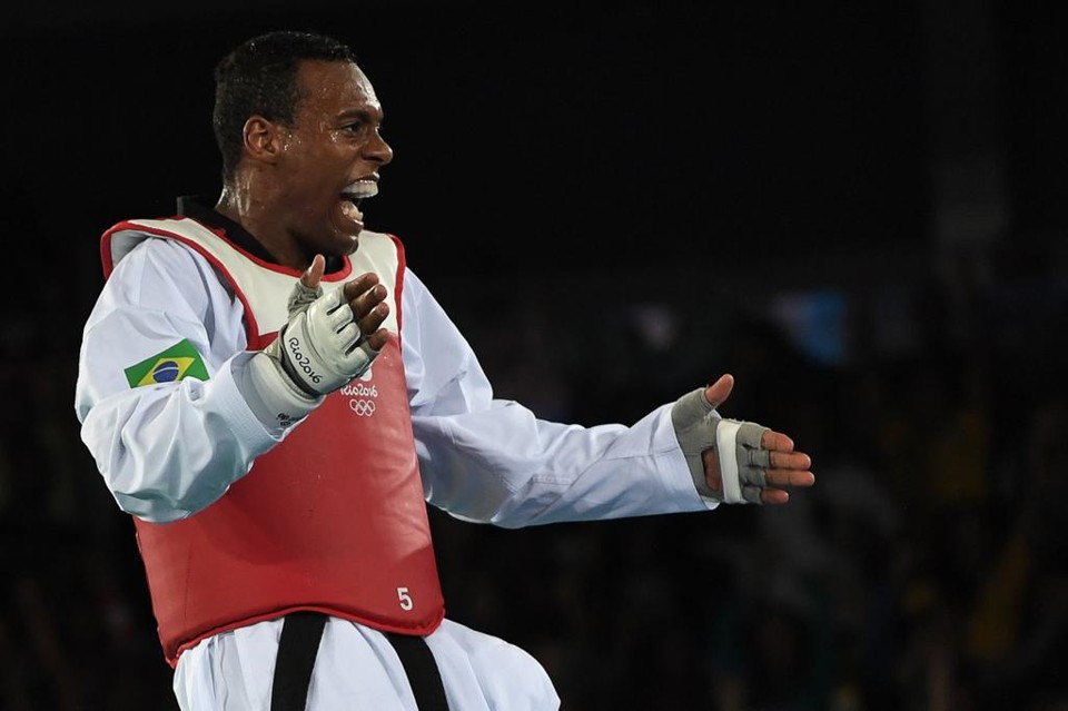 Brasileiro Maicon Andrade precisou virar a luta no terceiro round para vencer o britânico Mahama Cho. | Ed Jones/AFP