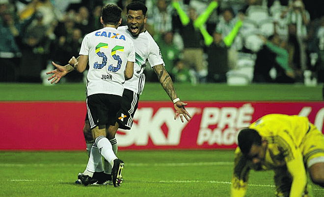 Juan comemora com Kazim o gol de pênalti contra a Ponte. | Lineu Filho/Gazeta do Povo