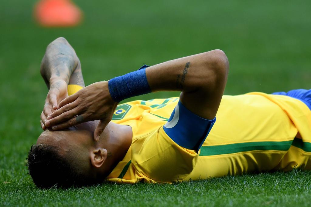 Neymar lamenta lance perdido no empate entre Brasil e África do Sul na estreia na Rio-2016 | EVARISTO SA/AFP