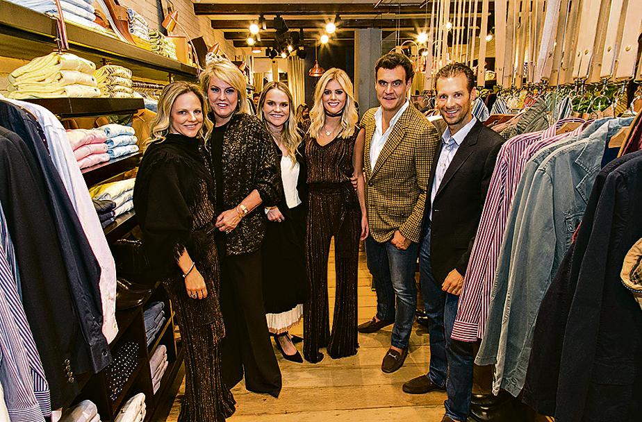 As irmãs Juliana e Giovana Martins de Oliveira (1ª e 3ª da esq. para a dir.) receberam a diretora criativa da Mixed, Ricccy Souza Aranha, a blogueira Lala Rudge (ao centro) e os sócios da Zapälla, José Eduardo Souza Aranha (paletó xadrez) e João Gaspar Bastos, na festa de inauguração da loja da marca, quinta-feira, no Pátio Batel. | Naideron Jr.