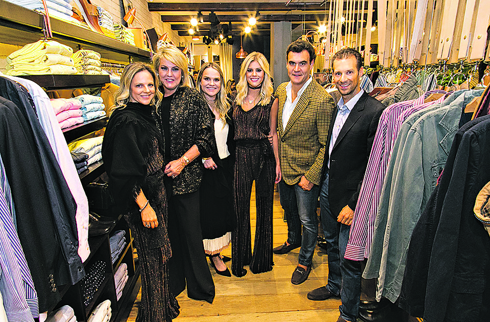 As irmãs Juliana e Giovana Martins de Oliveira (1ª e 3ª da esq. para a dir.) receberam a diretora criativa da Mixed, Ricccy Souza Aranha, a blogueira Lala Rudge (ao centro) e os sócios da Zapälla, José Eduardo Souza Aranha (paletó xadrez) e João Gaspar Bastos, na festa de inauguração da loja da marca, quinta-feira, no Pátio Batel. | Naideron Jr.