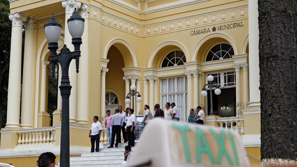 Taxistas promovem desde o ano passado protestos  com o objetivo de pressionar vereadores em projetos que discutem a economia compartilhada | Antônio More/Gazeta do Povo