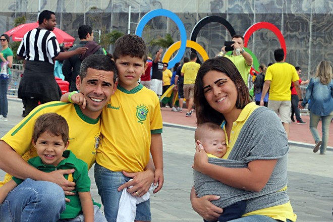 O professor de Educação Física Leandro Marques, a enfermeira Ana Júlia Marques e os filhos Theo, Lucca e Enzo | Albari Rosa/Gazeta do Povo