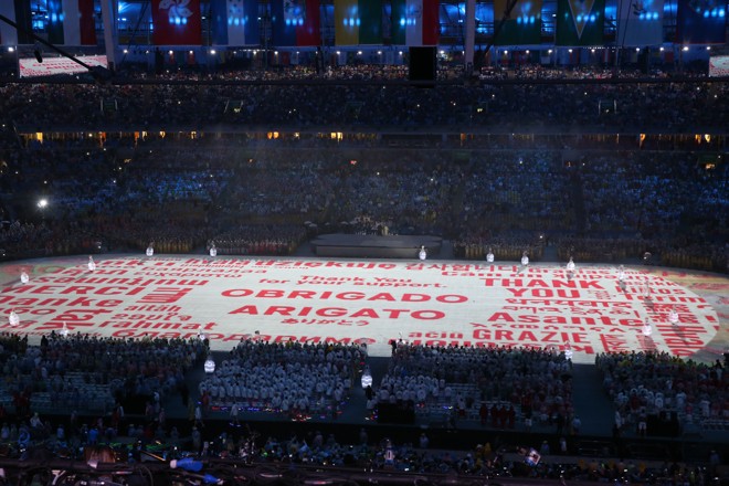 Mensagem projetada no Maracanã diz “obrigado” em diferentes línguas | Albari Rosa/Gazeta do Povo