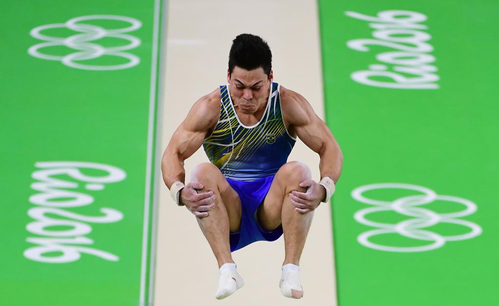 Sérgio Sasaki em ação no salto sobre o cavalo. | EMMANUEL DUNAND/AFP