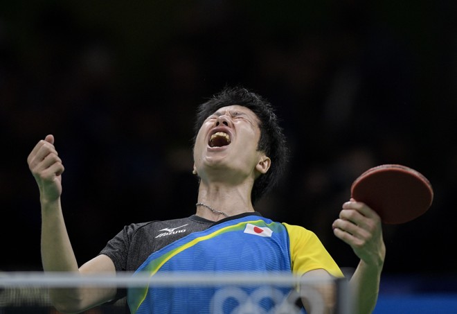 Jun Mizutani, do Japão, celebra medalha de bronze no tênis de mesa | JUAN MABROMATA/AFP