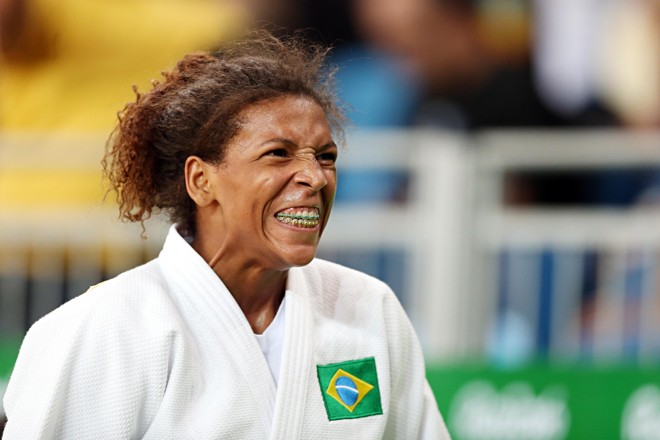 Rafaela Silva comemora vitória em luta tensa contra romena Corina Caprioriu . | Albari Rosa/Gazeta do Povo