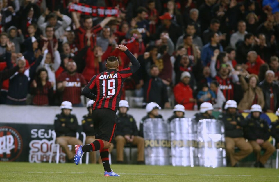 Walter trocou a camisa 18 pela 19 e novo número tem dado sorte ao jogador. | Hugo Harada/Gazeta do Povo