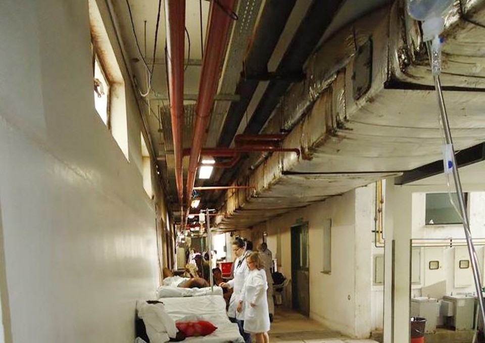 Pacientes atendidos nos corredores do Hospital Geral de Fortaleza. Foto de 2015. | Defensoria Pública do Estado do Ceará/Divulgação