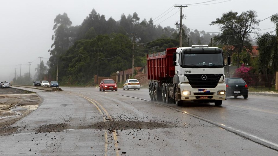 Estrada esburacada na PR-417, a Rodovia da Uva, que liga Curitiba e Colombo. | Antônio More/Gazeta do Povo