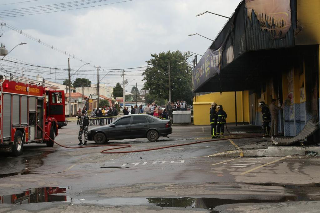 Incêndio atinge mercado que foi alvo de criminosos na madrugada desta segunda-feira (15) em Curitiba | Aniele Nascimento/Gazeta do Povo