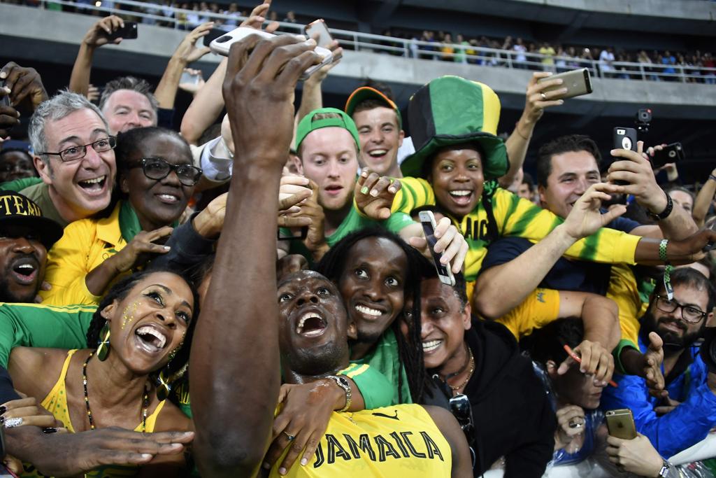 Bolt faz selfie com a galera. | Damien Meyer/AFP