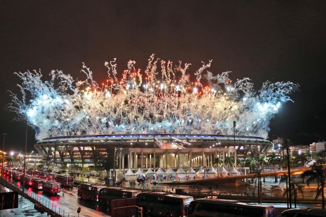 Após um carnaval dentro do Maracanã, fogos encerraram os Jogos | Albari Rosa/Gazeta do Povo