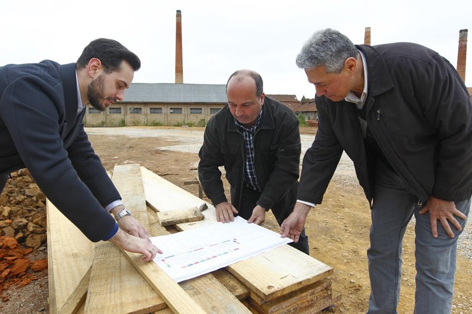 O arquiteto Bruno Colle mostra o projeto aos sócios Ricardo Augusto Coelho e Achilles Colle. Investimento de R$ 4,5 milhões. | Antônio More/Gazeta do Povo