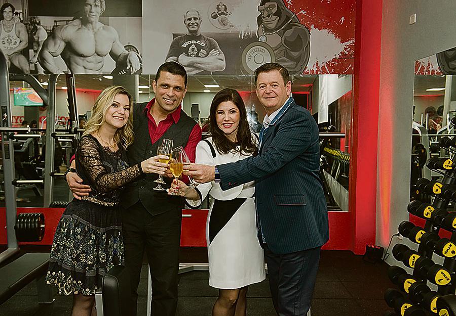 INVESTIMENTO DE PESO – Os sócios Heriberto de Souza (à esq.) e Nilton Blaese, com as respectivas mulheres Marcia e Lindamara, no coquetel de inauguração da academia World Gym, na última sexta-feira, no Centro Cívico. | Marcelo Stammer