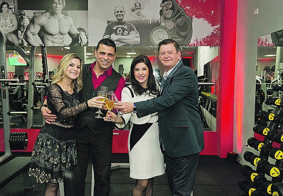 INVESTIMENTO DE PESO – Os sócios Heriberto de Souza (à esq.) e Nilton Blaese, com as respectivas mulheres Marcia e Lindamara, no coquetel de inauguração da academia World Gym, na última sexta-feira, no Centro Cívico. | Marcelo Stammer