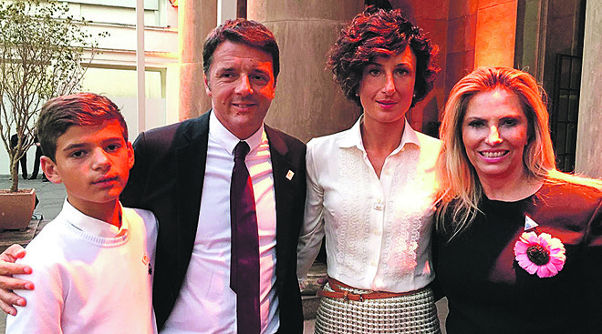 A vice-governadora Cida Borghetti circulou ao lado do marido, o ministro da Saúde, Ricardo Barros, na recepção aos chefes de estado e autoridades no Palácio do Itamaraty, no Rio de Janeiro, na abertura dos Jogos Olímpicos. Na foto, ela aparece com o primeiro-ministro da Itália, Matteo Renzi, a mulher, Agnese Landini e o filho Francesco. | Divulgação