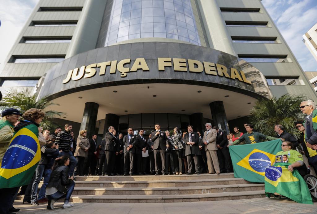 Juízes federais organizaram manifesto em Curitiba contra o projeto de lei que consideram um retrocesso que pode minar a Lava Jato. | Daniel Castellano/Gazeta do Povo