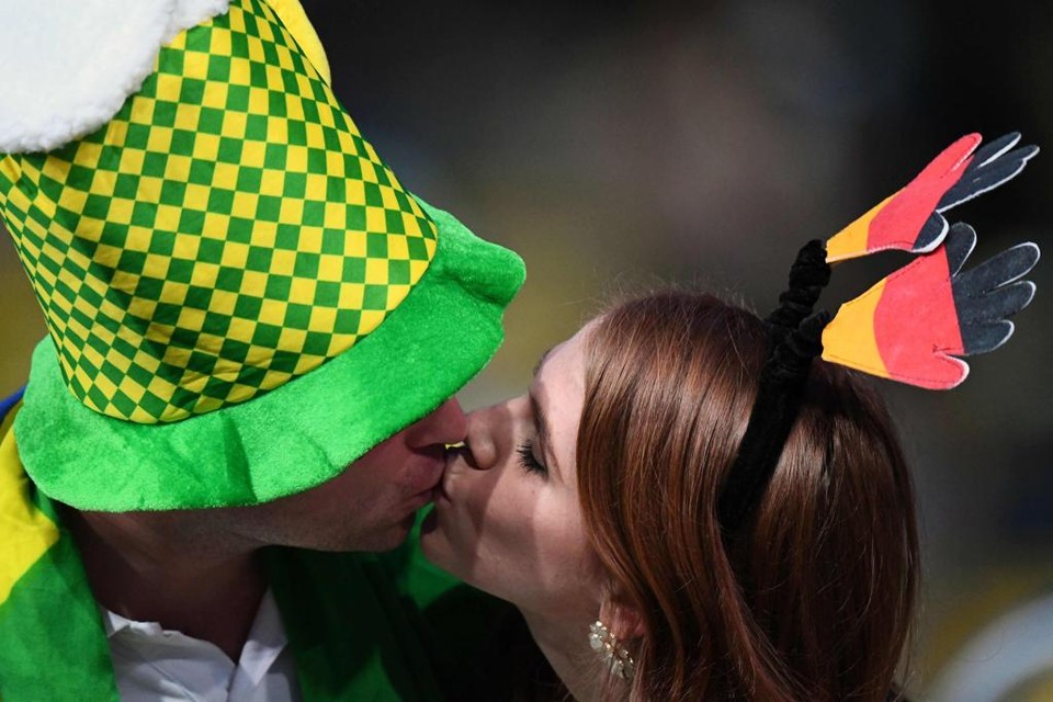 Casal se beija ao ser focalizado pelas câmeras do Maracanã, durante a abertura dos Jogos | GABRIEL BOUYS/AFP