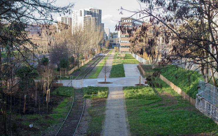 Na foto, um trecho da Petite Ceinture no 13.º bairro/distrito de Paris, transformado recentemente como parte das experiências para a revitalização da antiga linha férrea. | Christophe Noël/Mairie de Paris