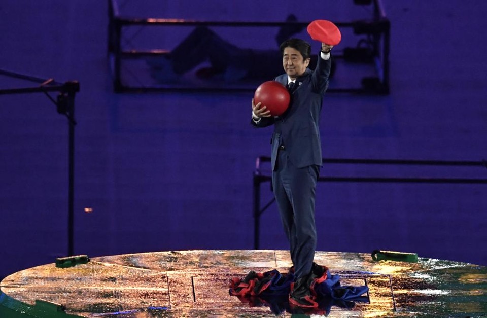 Shinzo Abe surgiu de dentro de um cano em um dos grandes momentos do encerramento | PHILIPPE LOPEZ/AFP