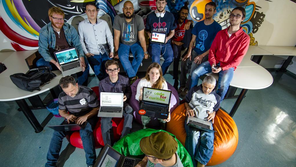 Grupo Code for Curitiba: participantes aprendem empreendedorismo, tecnologia e participação na vida pública. | Lineu Filho/Lineu Filho/Gazeta do Povo