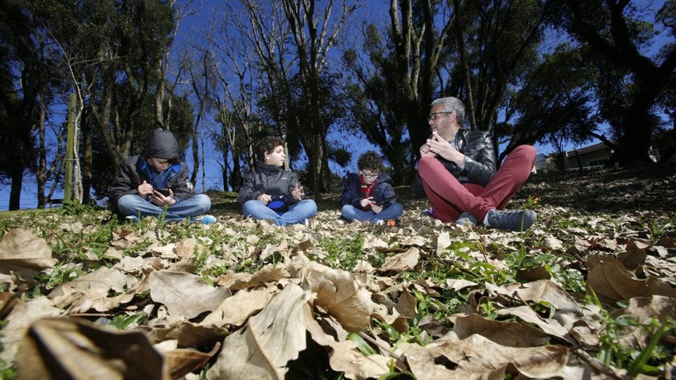 Rogério Oliveira faz tour em parques da capital para caçar pokémons | Atila Alberti/Tribuna do Paraná