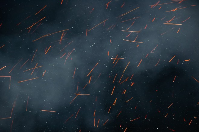 Fotografia mostra em detalhes a labareda da fogueira de São João | Fabiana Caldart/Divulgação