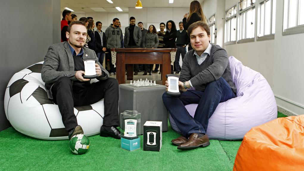 Parte da startup HiT, que foca na área de saúde, foi comprada pela Positivo. Sérgio Rogal Jr e Marcus Figueredo, sócios da  empreitada, comemoram | Antônio More/Gazeta do Povo