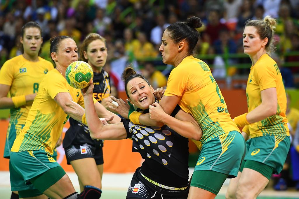 Macarena Diaz tenta furar o bloqueio brasileiro em partida desta quarta-feira (10), na Arena do Futuro | FRANCK FIFE/AFP