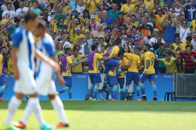Torcedores gostaram do que viram: Brasil fechou o primeiro tempo com 3 a 0 | Albari Rosa/Gazeta do Povo