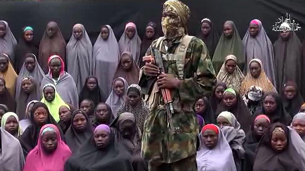 No vídeo, um combatente aparece diante de um grupo de mais de 40 jovens mulheres. | Reprodução/AFP