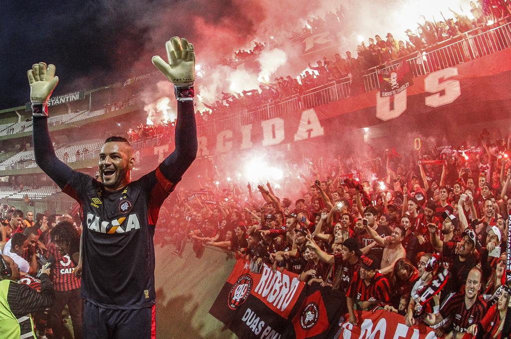 Jogador comemora título do Paranaense com a torcida do Furacão, após Atletiba no Couto Pereira. | Daniel Castellano/Gazeta do Povo
