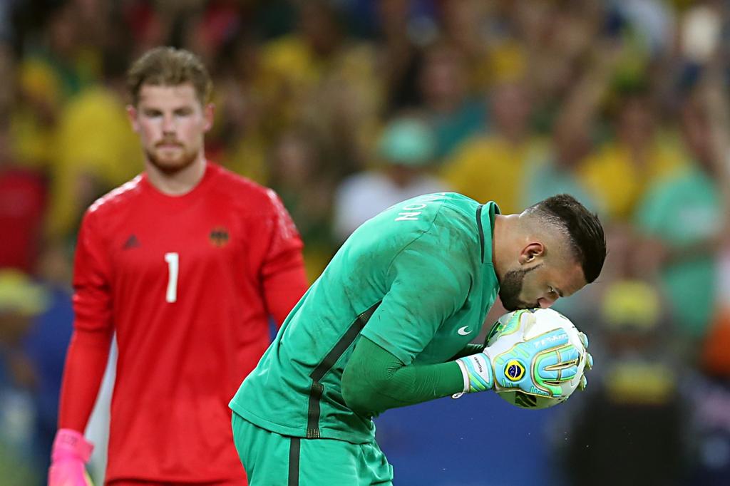 Weverton beija a bola após defesa de pênalti: boa atuação garantiu ouro do Brasil | Albari Rosa/Gazeta do Povo