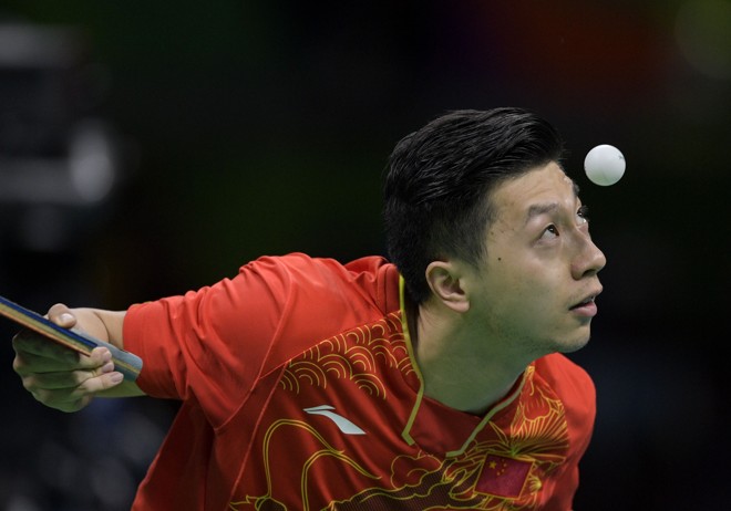 Chnês Ma Long concentrado no tênis de mesa | JUAN MABROMATA/AFP