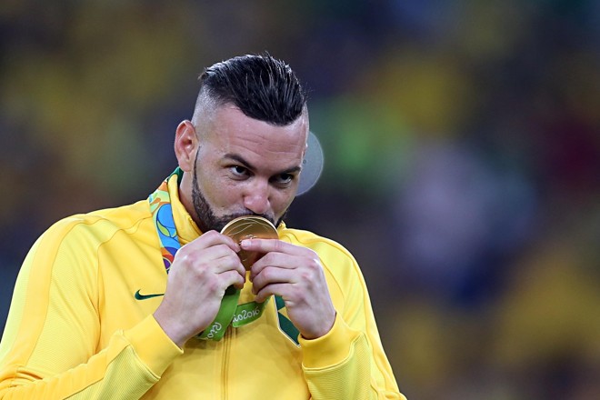 Weverton beija a medalha de ouro conquistada no Maracanã. | Gazeta do Povo