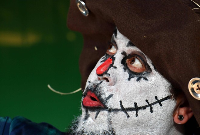 Torcedor faz pintura facial para acompanhar disputas dos Jogos | YURI CORTEZ/AFP