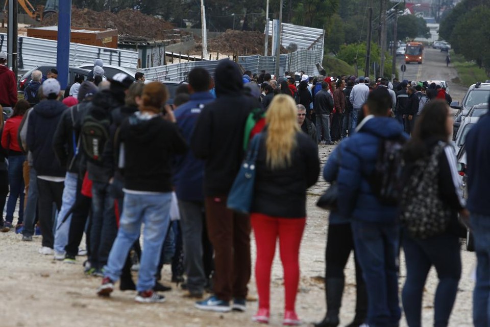 Fila para vaga de emprego em supermercado de Curitiba | Henry Milleo/Gazeta do Povo