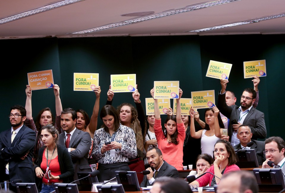 Protesto no Conselho de Ética da Câmara durante votação do pedido de cassação do mandato de Eduardo Cunha, acusado de quebra do decoro parlamentar. | Wilson Dias/Agência Brasil