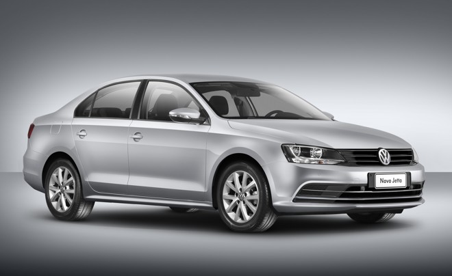 10.º VOLKSWAGEN JETTA: A versão de entrada Trendline já vem dois airbags laterais, sensor de estacionamento e Isofix. A topo Highline (R$ 98.990) adiciona os airbags de cortina, além de controles de estabilidade e de tração e assistente de partida na subida. Preços: a partir de R$ 81.990. |