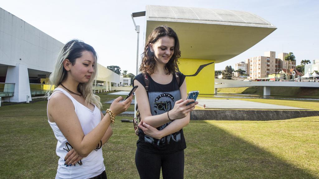 Alessandra Hara e Isabela Trevisan procuram Pokémons no MON | Lineu Filho/Gazeta do Povo