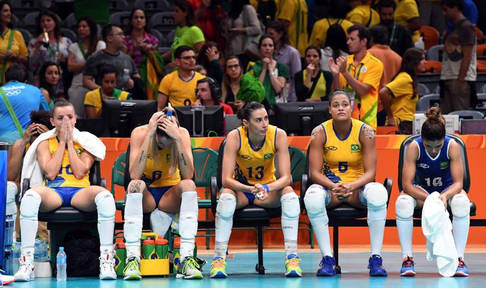 Sheilla, ao centro, desolada com derrota para a China. | KIRILL KUDRYAVTSEV/AFP