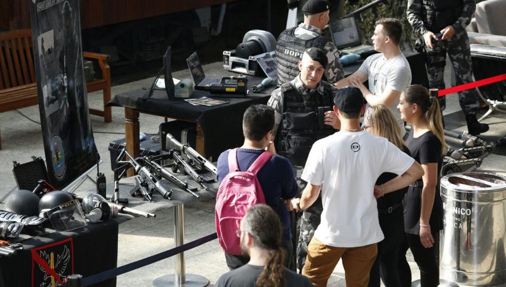 Policiais exibem equipamentos e conversam com visitantes em exposição no Shopping Estação | Atila Alberti/Tribuna do Paraná
/