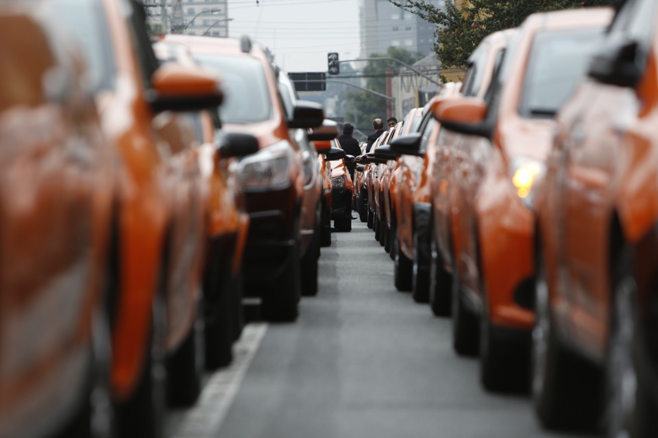 Os aplicativos não são os (únicos) culpados pelo engarrafamento. E não roubam, necessariamente, os clientes dos taxistas, já que atingem um público de menor renda. | Henry Milleo/Gazeta