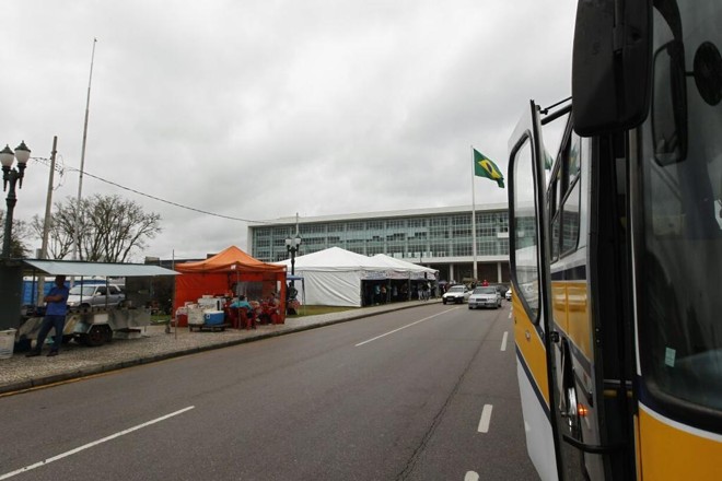 Passeata que começou na Santos Andrade foi até o Centro Cívico | Antônio More/Gazeta do Povo