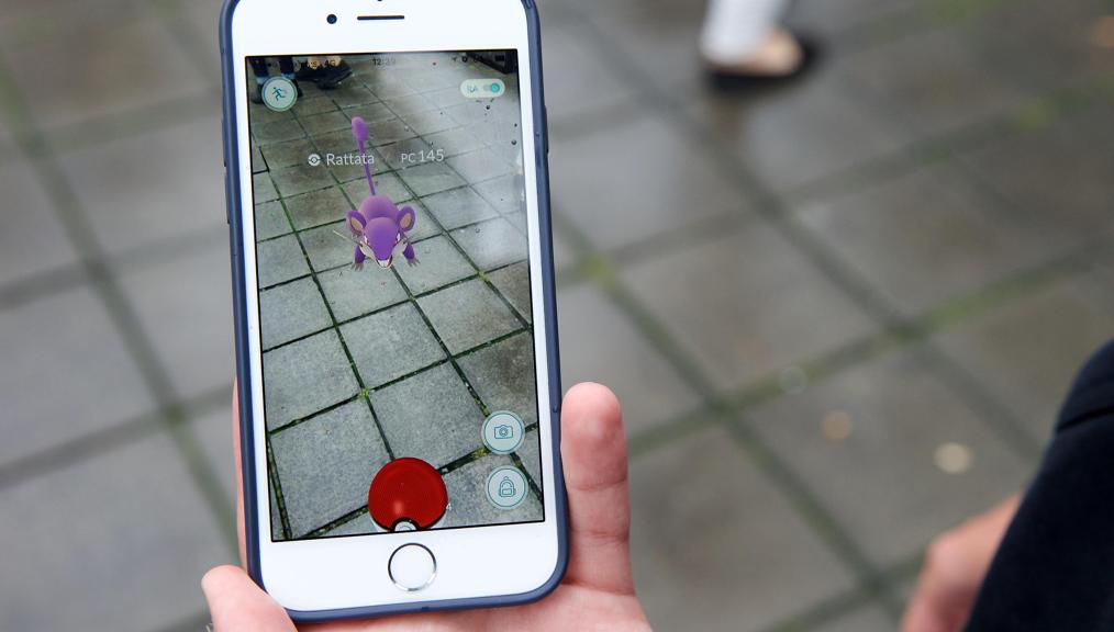 Usuário captura pokémon na Bélgica, um dos 37 países que já contam com o jogo. | NICOLAS MAETERLINCK/AFP