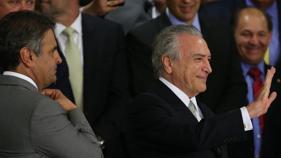 Aécio e Temer na posse do presidente interino: desconfiança. | Marcello Casal Jr/Agência Brasil