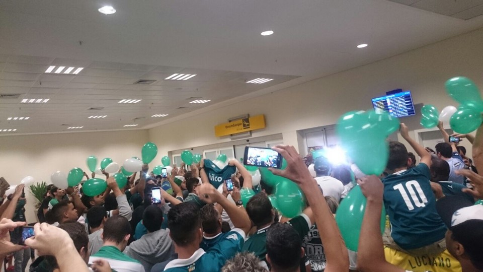 Torcida do Esmeraldino encheu o aeroporto de Goiânia para receber Walter. | Reprodução Twitter GoiasEC 1943
