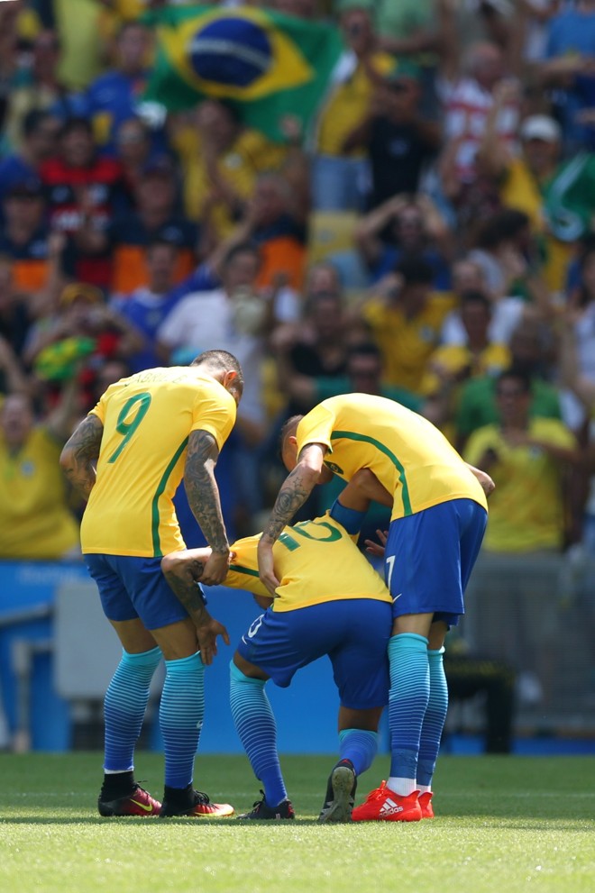 Neymar se machucou após marcar gol aos 14 segundos. Companheiros precisaram ampará-lo | Albari Rosa/Gazeta do Povo