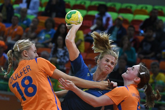 Linnea Torstensson tenta acertar arremesso em partida da Suécia contra a Holanda | ROBERTO SCHMIDT/AFP